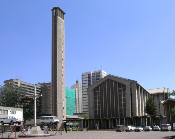 Nairobi: il centro moderno e occidentalizzato, con la bella cattedrale.