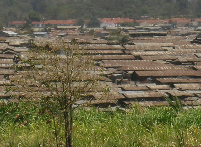 le baraccopoli urbane, come Kibera, dove in 12 kmq vive quasi 1 milione di persone (87.000 in 1 kmq!), senza acqua né luce, né servizi.