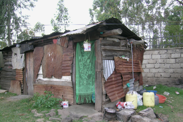 … ma le case sono comunque baracche poverissime prive di tutto dove una famiglia vive accatastata in pochi metri quadrati. Legno e lamiere sono una ben misera difesa contro le intemperie.